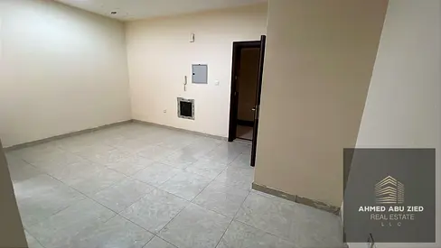 استوديو واسع جداً بالمويهات 3 | مطبخ منفصل مع موزع | موقع مميز قرب مخرج دبي والشارقة | مساحة كبيرة وسعر مناسب
