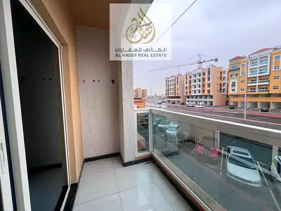 🏡 للإيجار السنوي – شقة غرفتين وصالة في المويهات 3 | عجمان 🏡  شقة مميزة متاحة للإيجار في المويهات 3 على الشارع الرئيسي، موقع استراتيجي مقابل مدارس ال