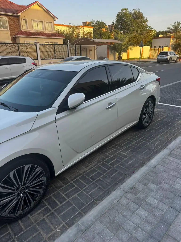 Nissan Altima 2024 — photo 1 of 14