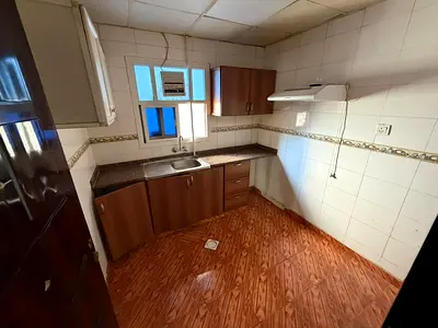 شقة للإيجار في الراشدية بموقع حيوي بجوار نستو ماركت وقريبة من شارع الميناء مع سهولة الوصول لجميع الخدمات