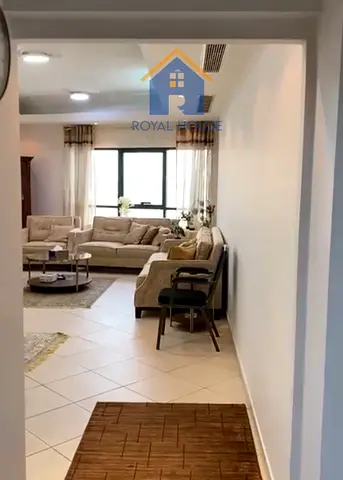 شقة ثلاث غرف وصالة في المجاز 3 بإطلالة بحرية