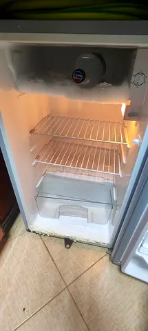 Single-door refrigerator  – cooling works, needs defrost - براد مكتبي صغير مع فريزر