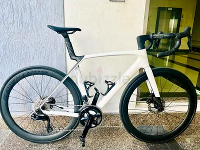 Trek madone- SL-8 generation- full carbon aerodynamic road bike-Shimano-105-12 speed-di2 disc brake