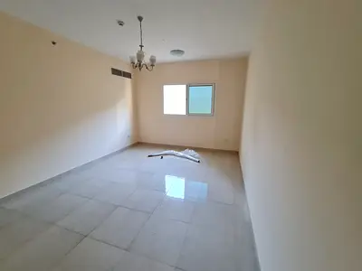 شقة مميزة من غرفة نوم وصالة بإطلالة مفتوحة، تقع في المجاز 3، وتوفر سكن مريح داخل مبنى عائلي