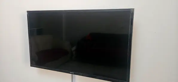 Samsung 32 IN Full HD Smart TV (T5300) - Excellent Condition