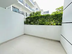 LUXURY LIVING SPACIOUS 1 BEDROOM WITH 2 BATHROOMS WITH BIG BALCONY GYM POOL PARKING FREE ON PRIME LO