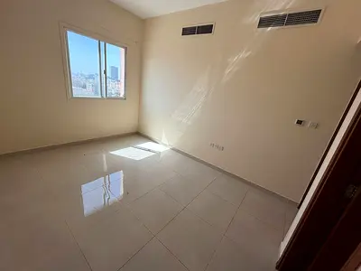 تقسيمة عائلية _ مساحات واسعة _ تكييف مركزي _ غازي مركزي _ بلكونة _ قريب من كنز مول _ قريب من شارع الشيخ محمد بن زايد