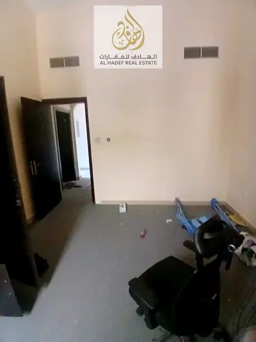 شقة غرفة وصالة للإيجار في البوطينة بالشارقة بموقع مميز قريب من جميع الخدمات بسعر مناسب جداً مع تسهيلات في الدفع على 4 دفعات ومساحات عملية مناسبة للأفر