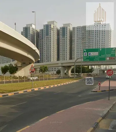 أرض سكني تجاري للبيع في الراشدية 3 عجمان على ثلاث شوارع وموقع استثماري مميز