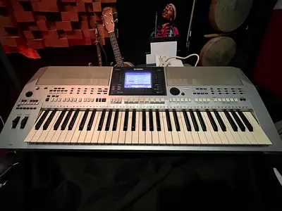 Yamaha PSR OR700 - Oriental keyboard workstation - good working condition