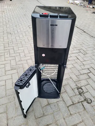 Bottom load water dispenser