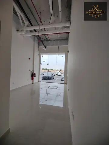 🏬 محل جديد تمامًا مع حمام ملحق | موقع مميز | الجادة، الشارقة 🏬