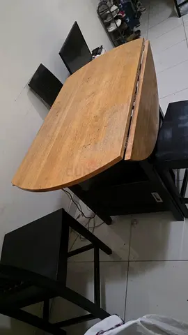 Solid wood extendable dining table with 4 chairs (used)