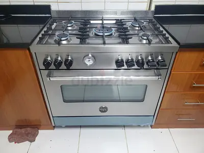 Bertazoni 5 burner top gas with electric oven size 90-60cm