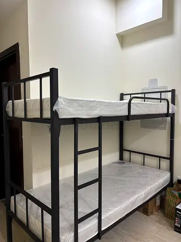 Metal bunk bed with two mattresses – sturdy frame, good condition
