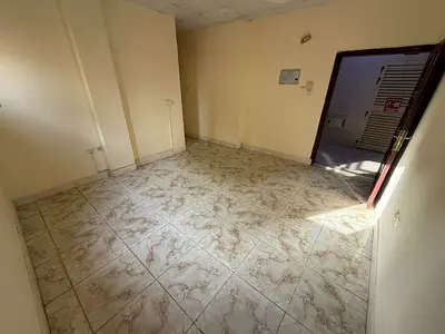 شقة غرفة وصالة للإيجار السنوي في الراشدية عجمان بموقع مميز بجوار نستو ماركت وقريب من شارع الميناء، منطقة حيوية وقريبة من جميع الخدمات والمرافق مع سهول