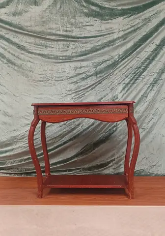 طاولة كونسول كلاسيك أنيقة بحالة جيدة ​ Lets Go dubizzle.com | Place an ad | Type a few words descr