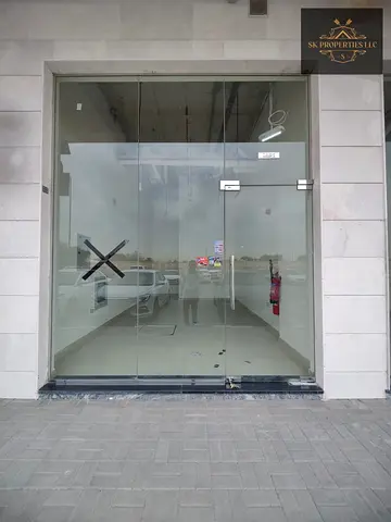 🏬 محل جديد تمامًا مع حمام ملحق | موقع مميز | الجادة، الشارقة 🏬