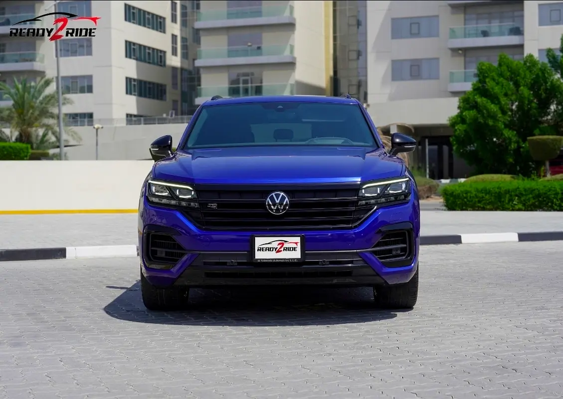 Volkswagen Touareg 2023 — photo 1 of 17