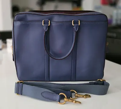 Coach leather office bag with detachable shoulder strap.
