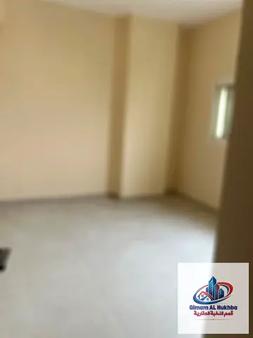 شقه غرفه وصاله  بمساحات ممتازه _ تكييف مركزى _ غاز مركزى _ متوفر باركينج _ بجوار المسجد _ سهل الوصول الى مخرج دبي