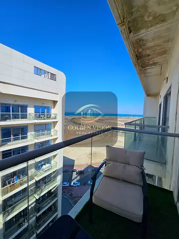 Fully furnished upgraded studio high floor