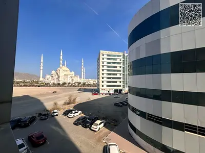 فرصة للسكن الراقي في الفجيرة غرفة وصالة مع تكييف مركزي وغاز مجاني