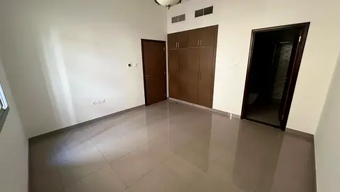غرفتين وصالة للإيجار السنوي في الراشدية 1 عجمان بموقع مميز قريب من فندق رمادا بلاك وشارع الميناء، مع إطلالة بحرية رائعة في منطقة حيوية وقريبة من جميع