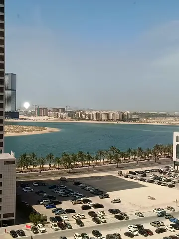 شقة غرفتين وصالة مميزة للايجار 📍 الخان - الشارقة 🏡 🌊 بالقرب من كورنيش الشارقة اطلالة مباشرة على بحيرة الخان 🛏️ الشقة غرفتين نوم وصالة كبيرة منف