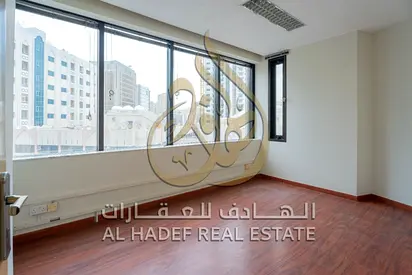 ✔️ شهر فري  ✔️ تكييف ع  المالك مجاني ✔️ موقف سيارة مجاني ✔️ تصديق العقد مجاني ✔️ إطلالة بحرية رائعة ✔️ جاهز للاستلام فورًا مكتب فاخر للإيجار في كورنيش