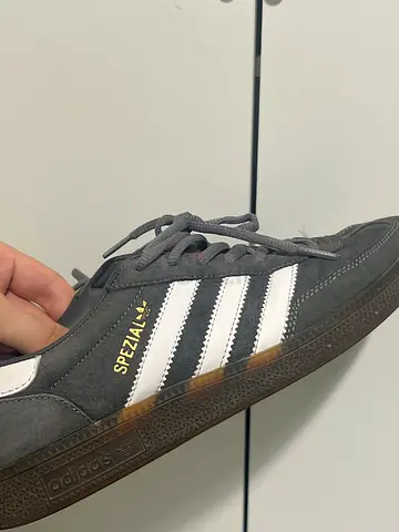 Original Adidas Handball Spezial Shoes - Size EU 42 Description: Selling a pair of authentic