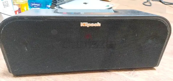 KLIPSCH KMC 3 POWERED BLUETOOTH SPEAKER comes with Power Adapter.