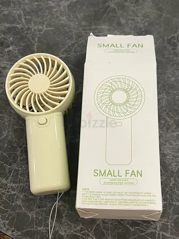Portable Handheld Mini Fan 🌿

Brand new mini fan, perfect for hot weather! Lightweight, easy to car