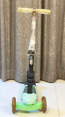 Kids 3-wheel scooter (green) - good condition at 10 aed only