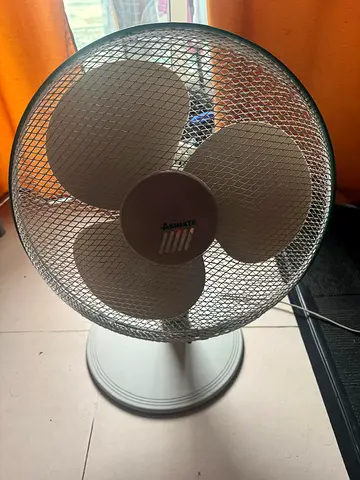 White 3-blade standing fan — used, working