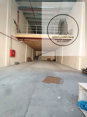 مستودع مميز للإيجار عجمان الصناعية 2 مساحة 3600 قدم كهرباء 20 كيلووات موقع ممتاز