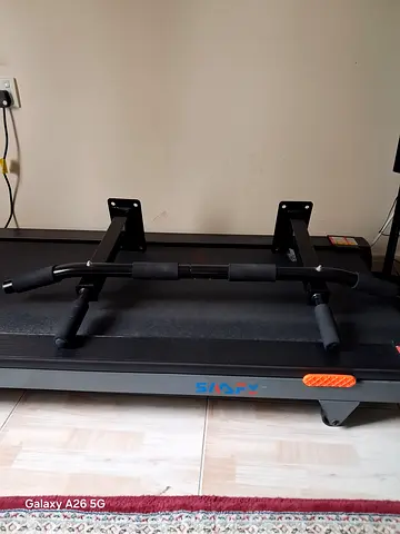 Wall mounting pullup bar