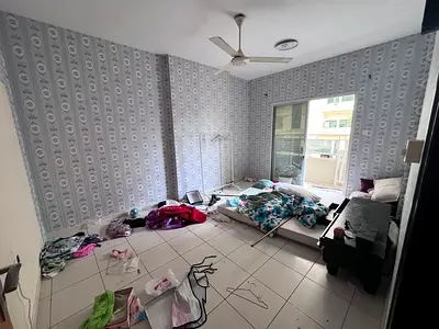 بمساحات كبيرة مع موقع حيوي جدا بالنعيمية مع بلكونة باطلالة مفتوحة وسعر مغري جدا