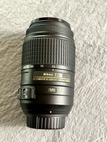 Nikon AF-S NIKKOR 55-300mm f/4.5-5.6G ED VR telephoto zoom lens