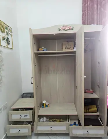 3-door wardrobe with Mirror Door And side drawer - 500 aed
