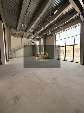 A mezzanine warehouse suitable for various storage and commercial activities.