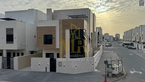 فيلا للبيع – الحليو 2، عجمان | كورنر  طابقين وروف 6 غرف نوم ماستر | صالتين | شامل الرسوم التسجيل والتمليك