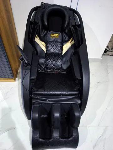 Zero full-body electric massage chair - black like brand new. 16 programs