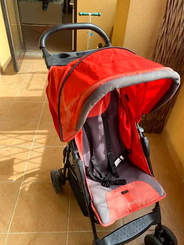 Red single-seat baby stroller — good condition. NEGOTIABLE
