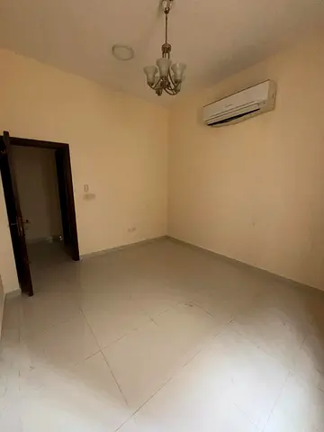 شقة غرفة وصالة للإيجار السنوي في المويهات 1 على الشارع الثاني من شارع الشيخ عمار بموقع مميز وقريب من مخرج شارع الشيخ محمد بن زايد مناسبة للسكن المريح