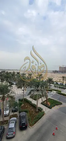 أيقونة الفخامة الشاطئية.. سكن مؤثث بالكامل بإطلالات بانورامية في جزيرة مريم 🌊 تتشرف [اسم الشركة العقارية] بأن تقدم لعملائها الصفوة فرصة لا تضاهى للع