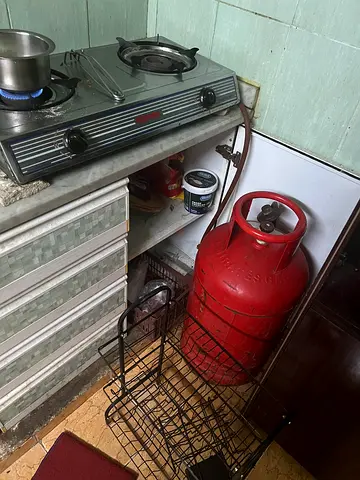 Stove and cylinder