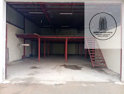 مستودع للإيجار بأم القيوين 2500 قدم ميزانين
