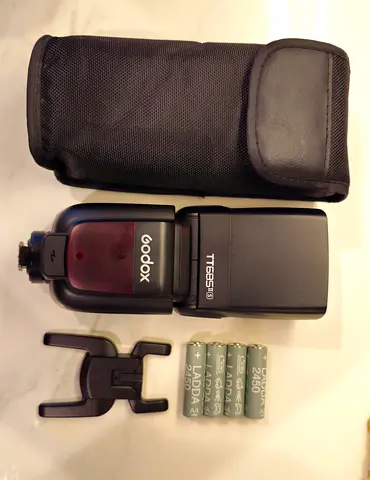 Godox TT685ii for Sony  Camera Flash with Case, Stand and 4x LADDA AA rechargeabl Batteries