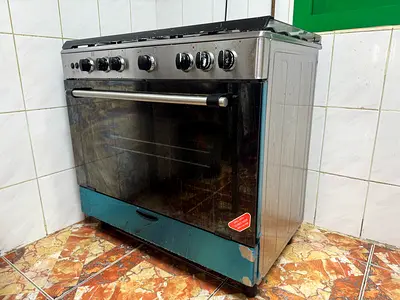 Midea 5 Burner cooker with owen.